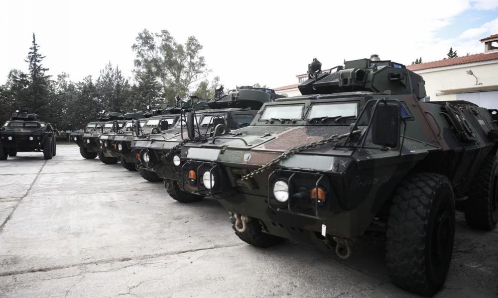 Ο ελληνικός στρατός παρέλαβε ακόμη 150 τροχροφόρα τεθωρακισμένα οχήματα Μ1117 φτάνοντας τα 1000
